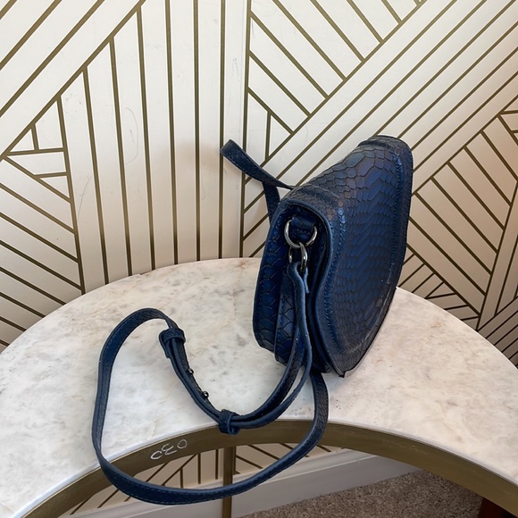 BCBG Generation Blue croc 🐊 textured crossbody bag - Picture 4 of 5